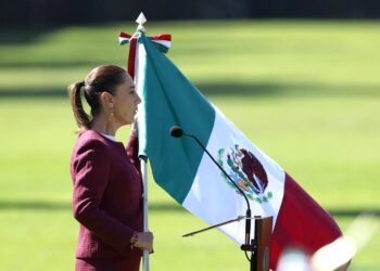 Sheinbaum reivindica soberanía y migrantes en Día de la Bandera