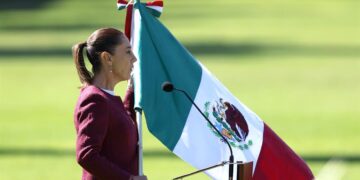Sheinbaum reivindica soberanía y migrantes en Día de la Bandera