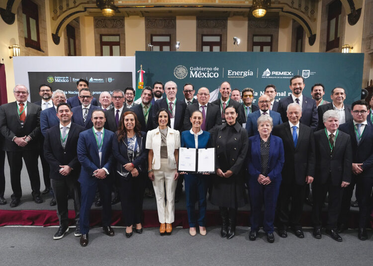 Gobierno de México y empresarios acuerdan tope de 24 pesos para gasolina por 6 meses