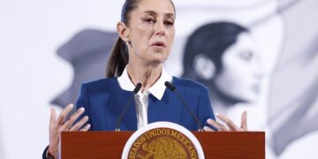 Sheinbaum acuerda con gasolineros fijar precio de gasolina magna en 24 pesos