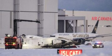 Pasajeros del vuelo de Delta que volcó siguen hospitalizados