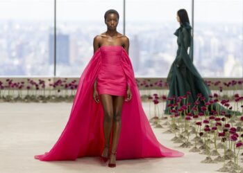 Carolina Herrera deslumbra con jardín de brillos en Nueva York