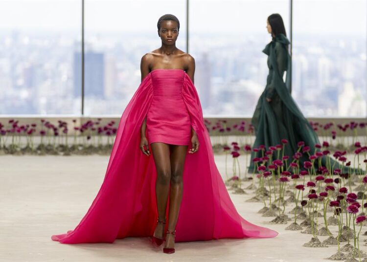 Carolina Herrera deslumbra con jardín de brillos en Nueva York