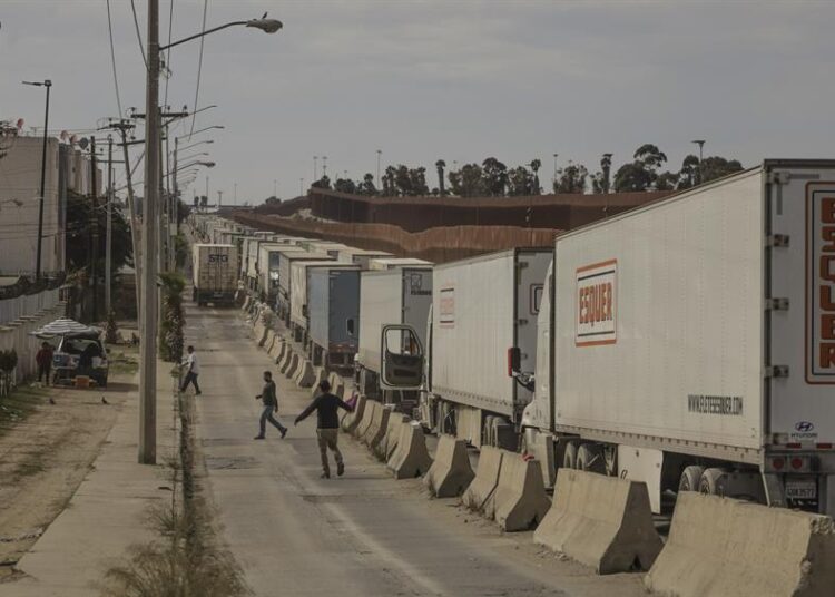 Exportadores en México tardan hasta ocho horas en cruzar a EE.UU. tras medidas de Trump