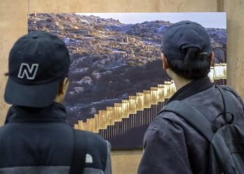 Fotógrafo Guillermo Arias exhibe la destrucción natural del muro fronterizo