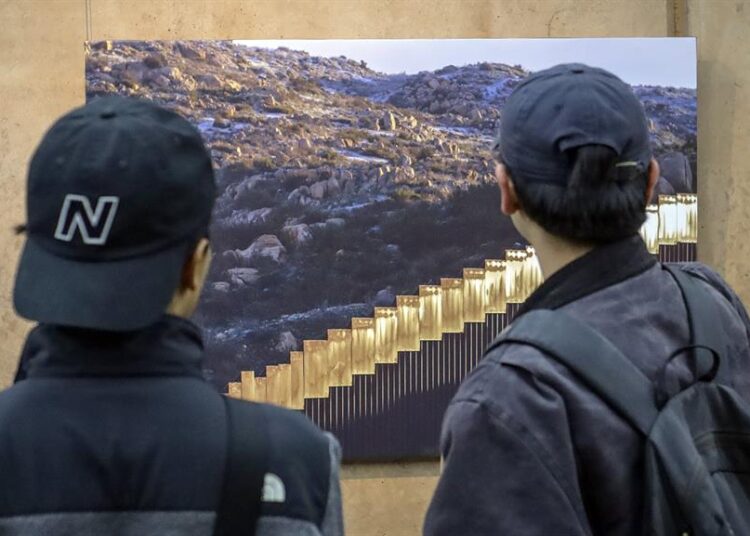 Fotógrafo Guillermo Arias exhibe la destrucción natural del muro fronterizo