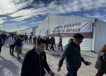 México abre centro en frontera principal para recibir a deportados