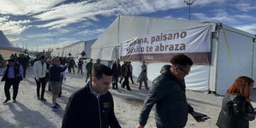 México abre centro en frontera principal para recibir a deportados