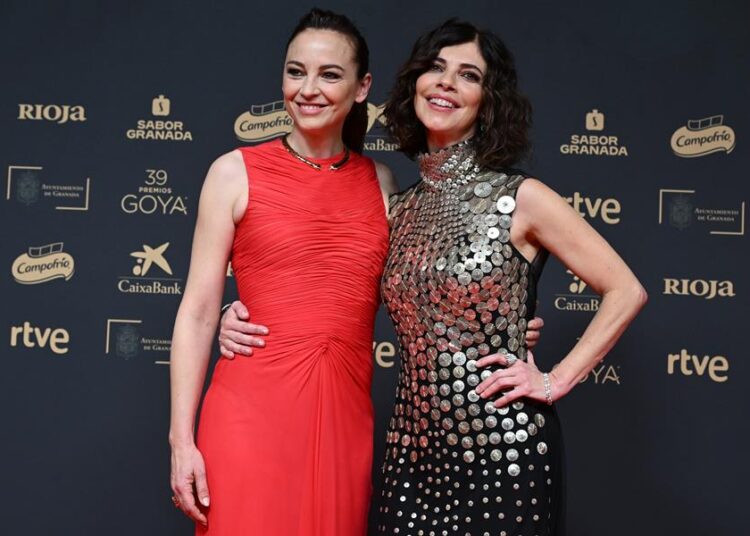 Estrellas del cine y la música iluminan los Goya en la alfombra roja