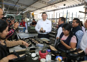 Instalarán tres centros de producción de calzado, para entregarlo a escolares: Armenta