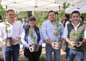 Lupita Cuautle cuida el medio ambiente con adopción de árboles