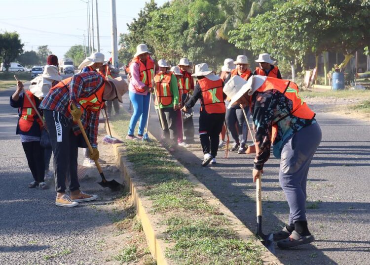 Migrantes trabajan en Tapachula, Chiapas tras bloqueo de Trump