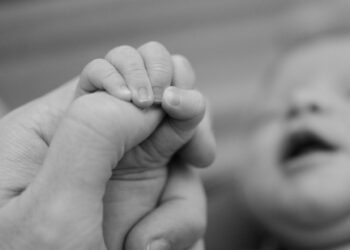 Proponen otorgar licencia con goce de sueldo a madres trabajadoras que pierdan a sus bebés en el parto