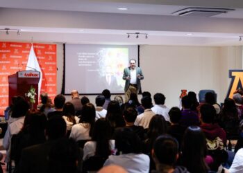 Zunzunegui desentraña historia de México en la Anáhuac Puebla