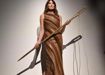 Carla Bruni encarna una obra de arte en Milán como símbolo de la inteligencia artesanal