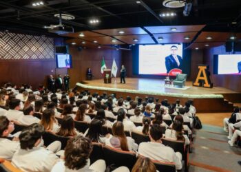 Carlos Olivier da cátedra sobre medicina comunitaria en la Anáhuac Puebla