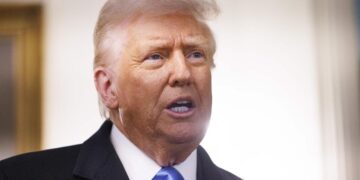 Trump exige bajar tasas de interés mientras sube aranceles