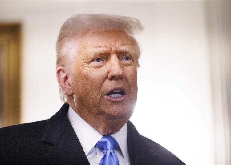 Trump exige bajar tasas de interés mientras sube aranceles