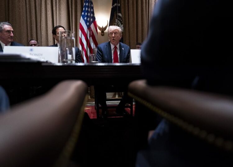 Trump advierte que aranceles a México y Canadá podrían entrar el 4 de marzo