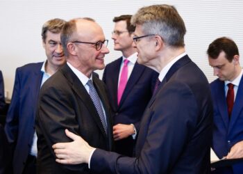 Conservadores y socialdemócratas conversan para formar Gobierno en Alemania