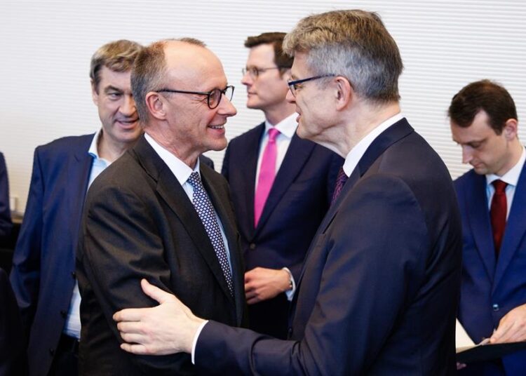 Conservadores y socialdemócratas conversan para formar Gobierno en Alemania