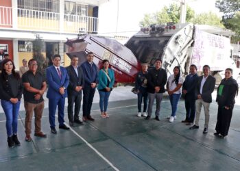 Omar Muñoz entrega contenedor de basura en secundaria Quetzalcóatl