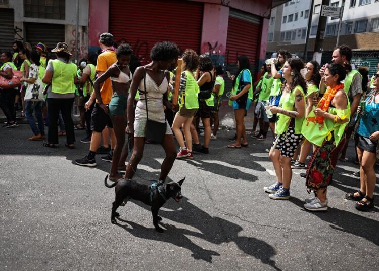 Brasil adelanta el carnaval con cientos de comparsas celebrando en las calles del país