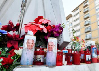 El papa experimenta ligera mejoría en su estado de salud
