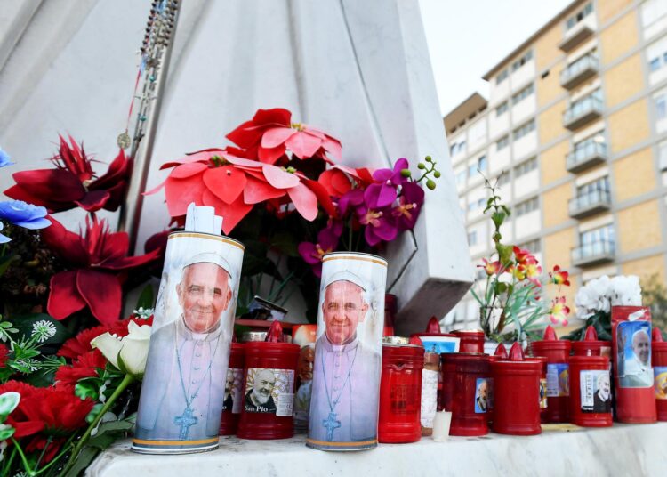 El papa experimenta ligera mejoría en su estado de salud