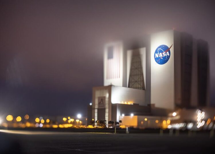 NASA reduce riesgo de impacto del asteroide 2024 YR4