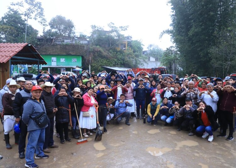 Gobierno del Estado realiza faena comunitaria en Cuetzalan