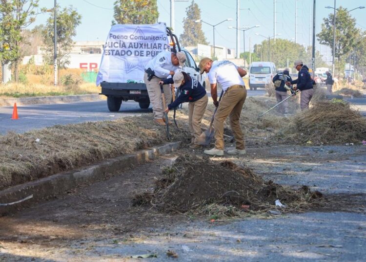 Policía Auxiliar realiza faena comunitaria en la Puebla-Tlaxcala