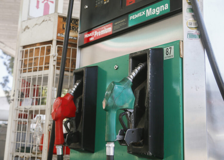 Sheinbaum va por precio límite de gasolinas en 24 pesos por litro