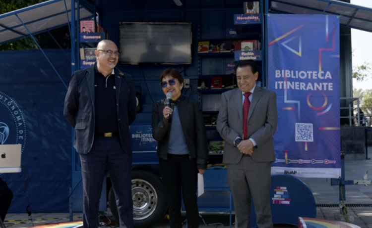 Lilia Cedillo pone en marcha biblioteca itinerante