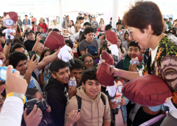 Cedillo convive con comunidad estudiantil de CU2 en Feria del Amor y la Amistad