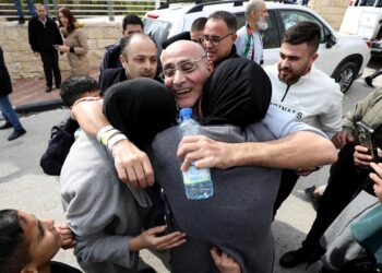 Liberan a más de 140 detenidos y presos palestinos en Jan Yunis, Gaza