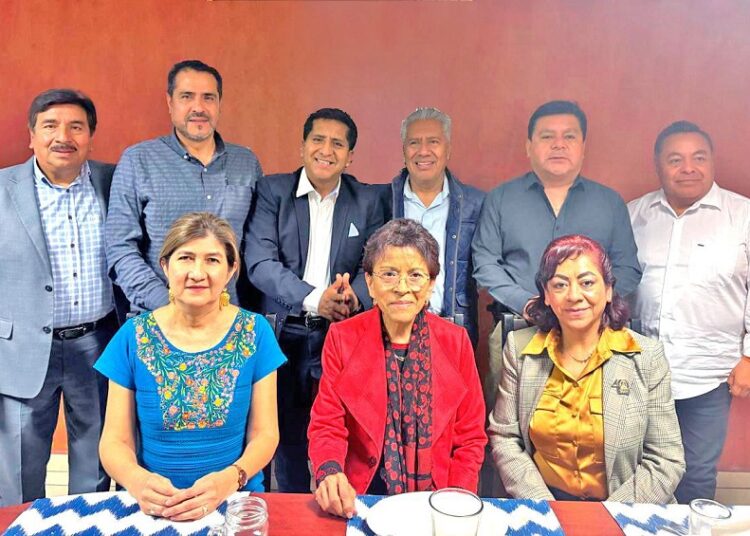 Líderes sindicales de educación respaldan proyectos de asistencia social de Ceci Arellano