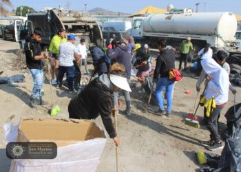 Texmelucan y liderazgos del tianguis limpian y reforestan