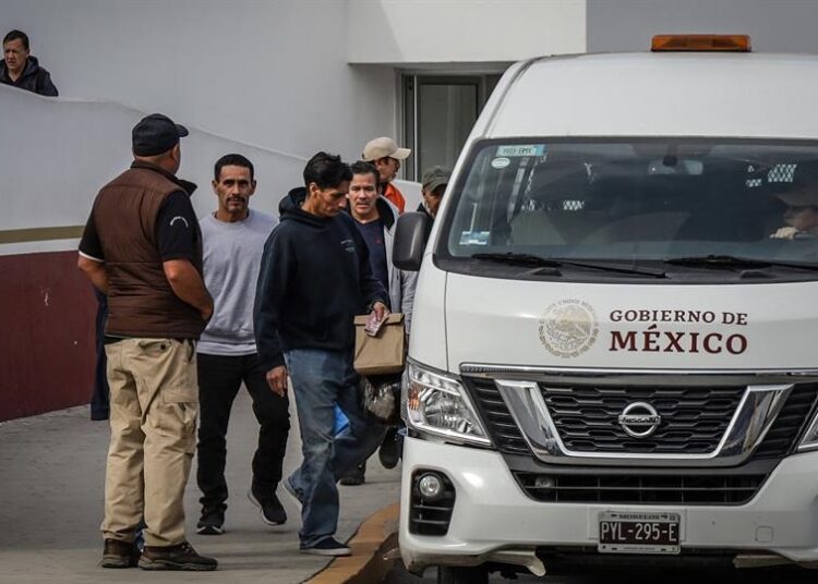 Mexicanos deportados denuncian que Gobierno de Trump los esposó y maltrató