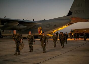 Tropas de EE.UU., llegan a Guantánamo para preparar centro de migrantes