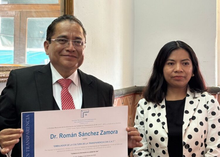 Dr. Román Sánchez Zamora recibe reconocimiento de Emicat