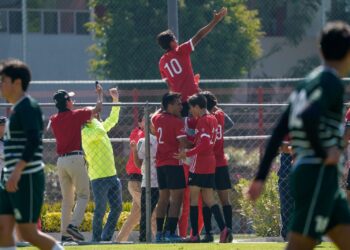 El primer clásico universitario se pinta de rojo