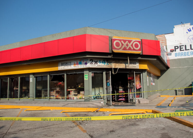 Dos policías municipales muertos y una tienda Oxxo incendiada saldo de ataque en colonia Del Valle