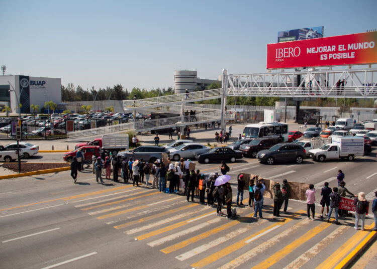 Gobierno estatal y estudiantes de la BUAP acuerdan construcción de paso peatonal a nivel de piso en Vía Atlixcáyotl