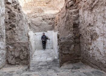 Arqueólogos descubren tumba de monarca desconocido en Egipto