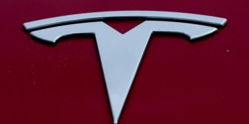 Tesla llama a revisión 46 mil 96 Cybertruck por defecto en panel
