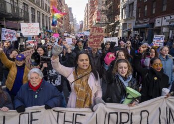 Consignas contra Trump dominan las manifestaciones del Día de la Mujer en EE.UU.