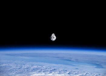Astronautas varados abandonan Estación Espacial y regresan a la Tierra