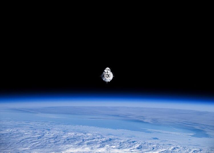 Astronautas varados abandonan Estación Espacial y regresan a la Tierra