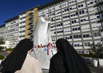 El papa sufre insuficiencia respiratoria aguda tras 18 días hospitalizado
